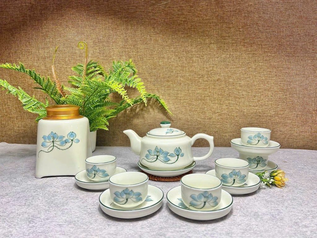 Ấm chén trà làm quà tặng cho lãnh đạo