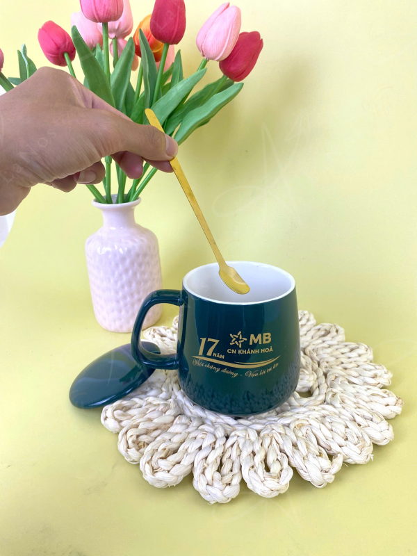 Ly sứ có quai xanh ngọc bích - Hình ảnh 5