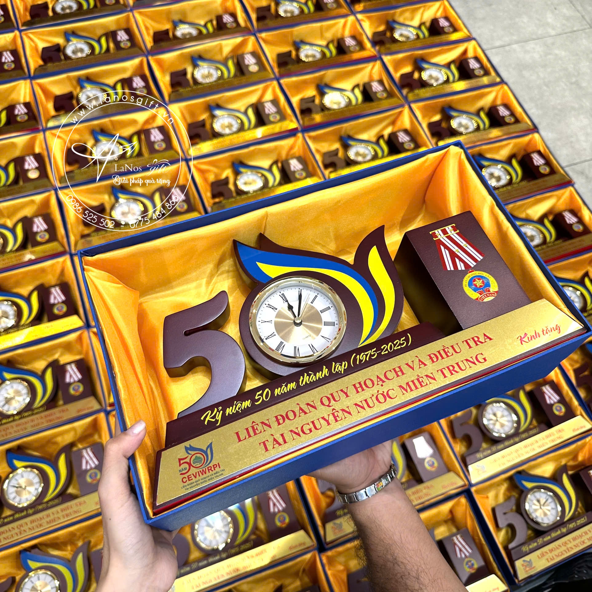 Mẫu biểu trưng gỗ có đồng hồ để bàn - LNBT 02 - Hình ảnh 6