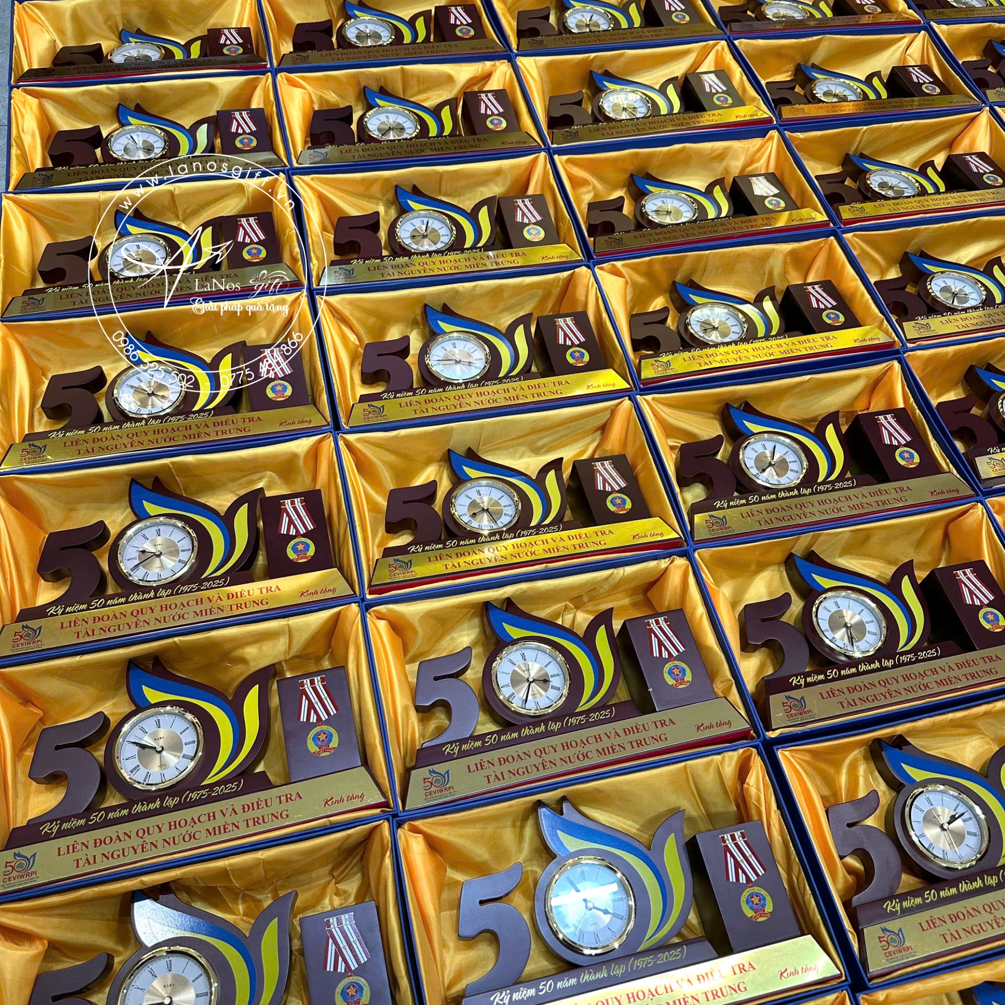 Mẫu biểu trưng gỗ có đồng hồ để bàn - LNBT 02 - Hình ảnh 7