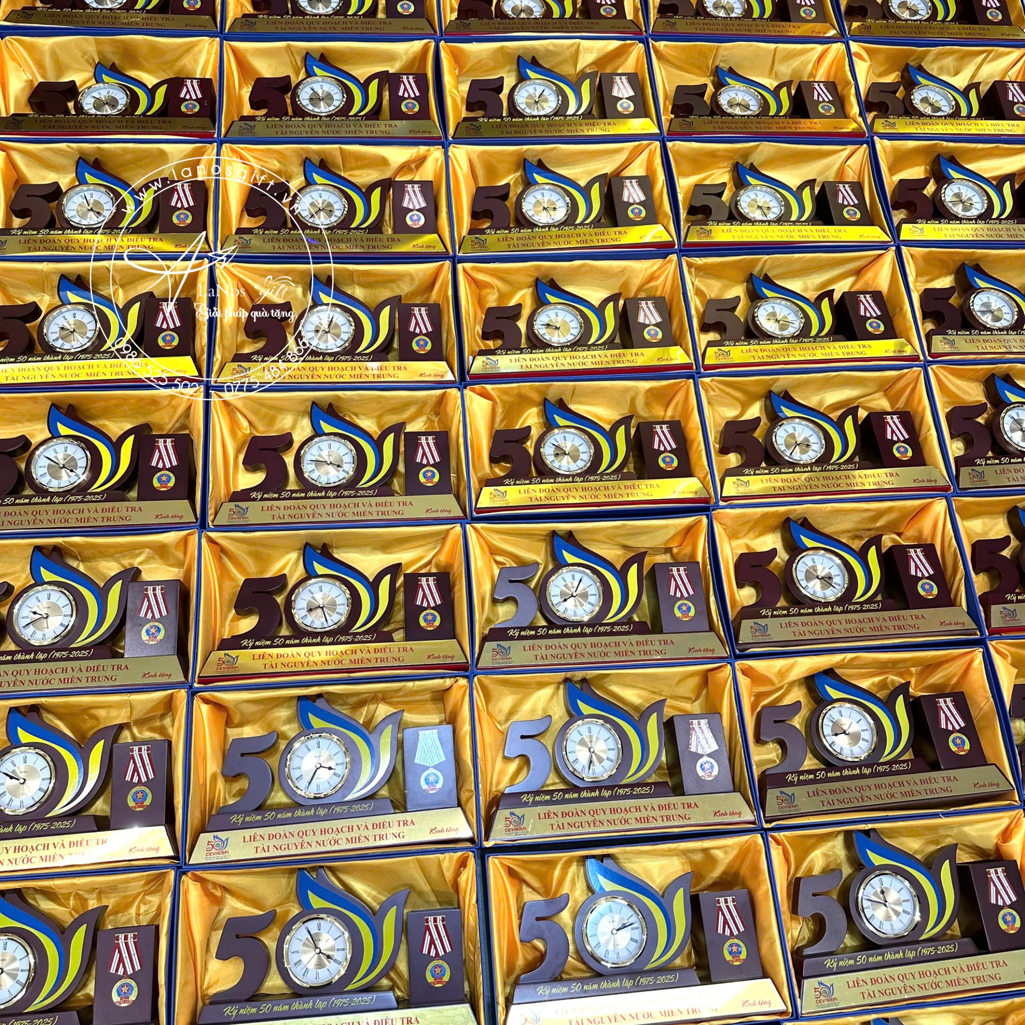 Mẫu biểu trưng gỗ có đồng hồ để bàn - LNBT 02 - Hình ảnh 8