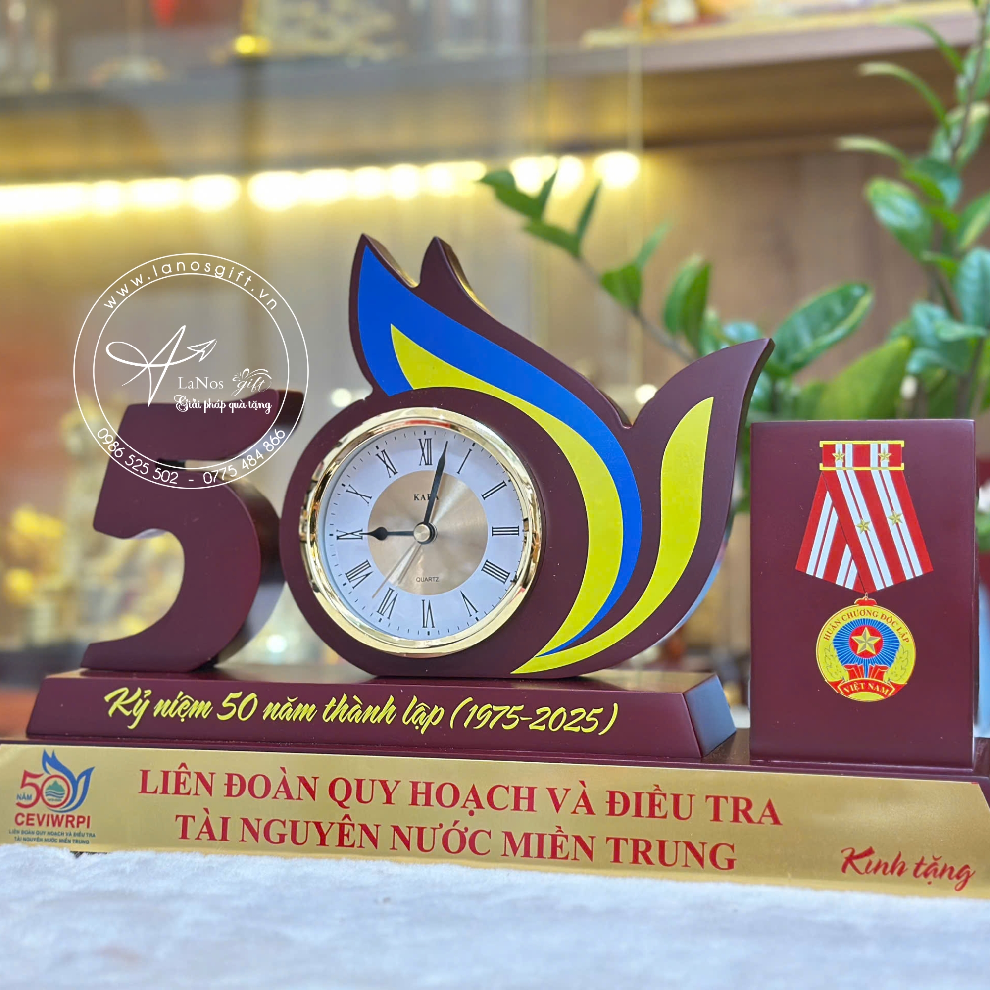 Mẫu biểu trưng gỗ có đồng hồ để bàn - LNBT 02 - Hình ảnh 2