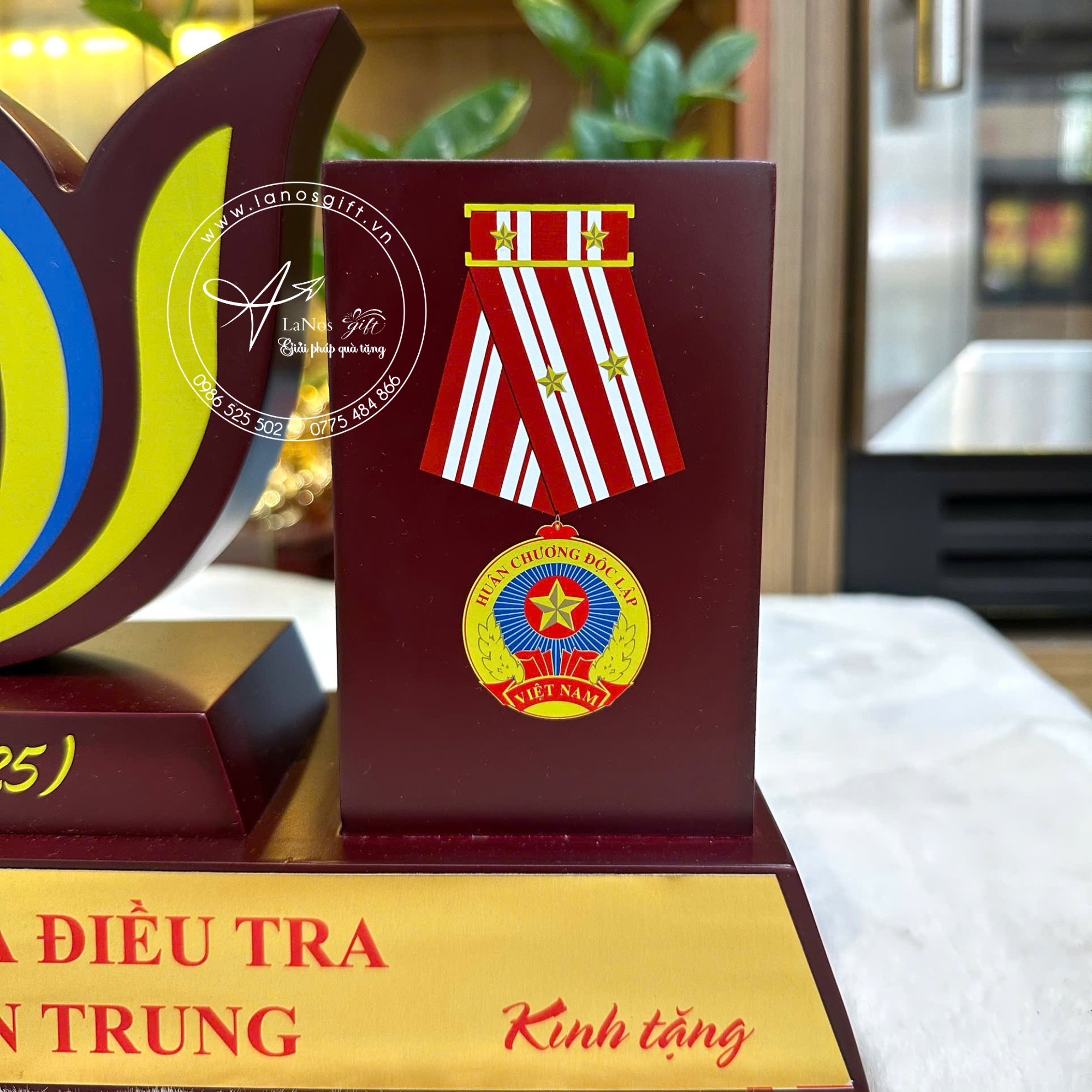 Mẫu biểu trưng gỗ có đồng hồ để bàn - LNBT 02 - Hình ảnh 5