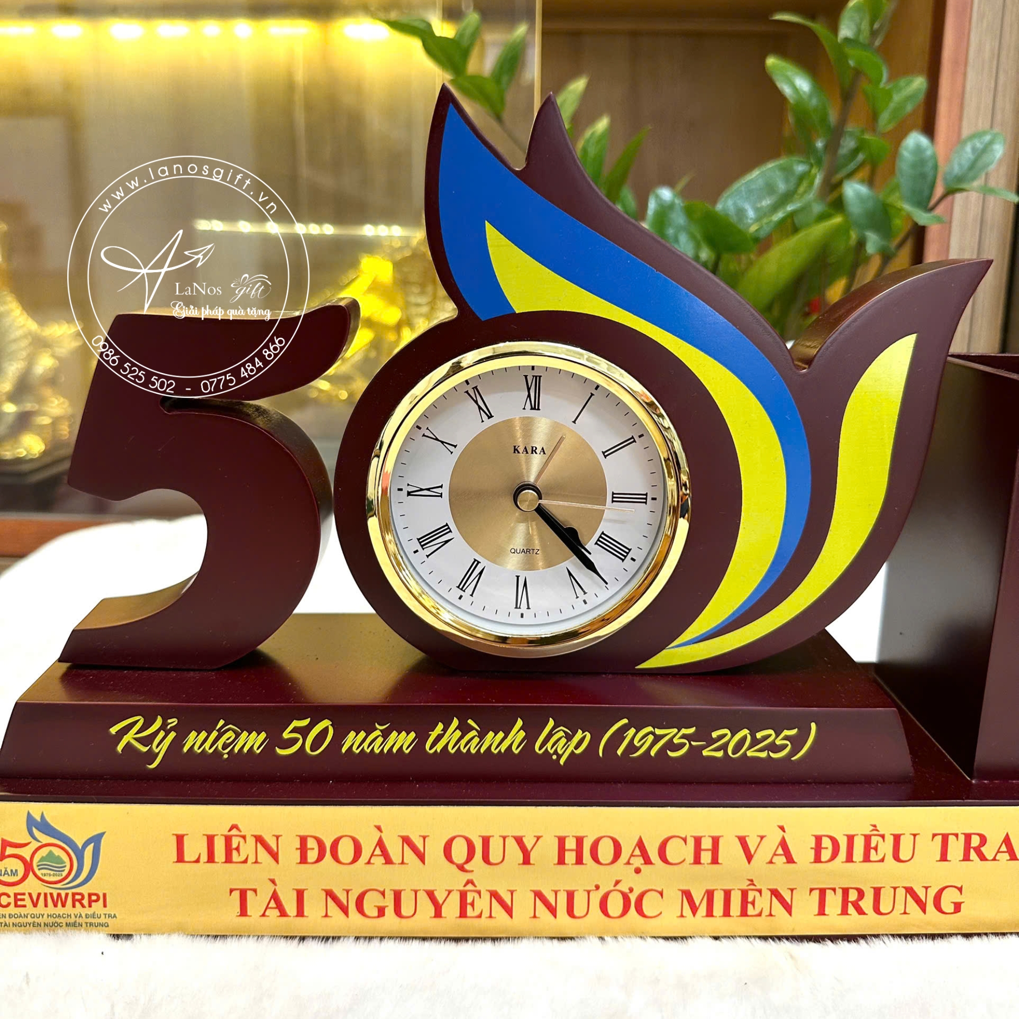 Mẫu biểu trưng gỗ có đồng hồ để bàn - LNBT 02