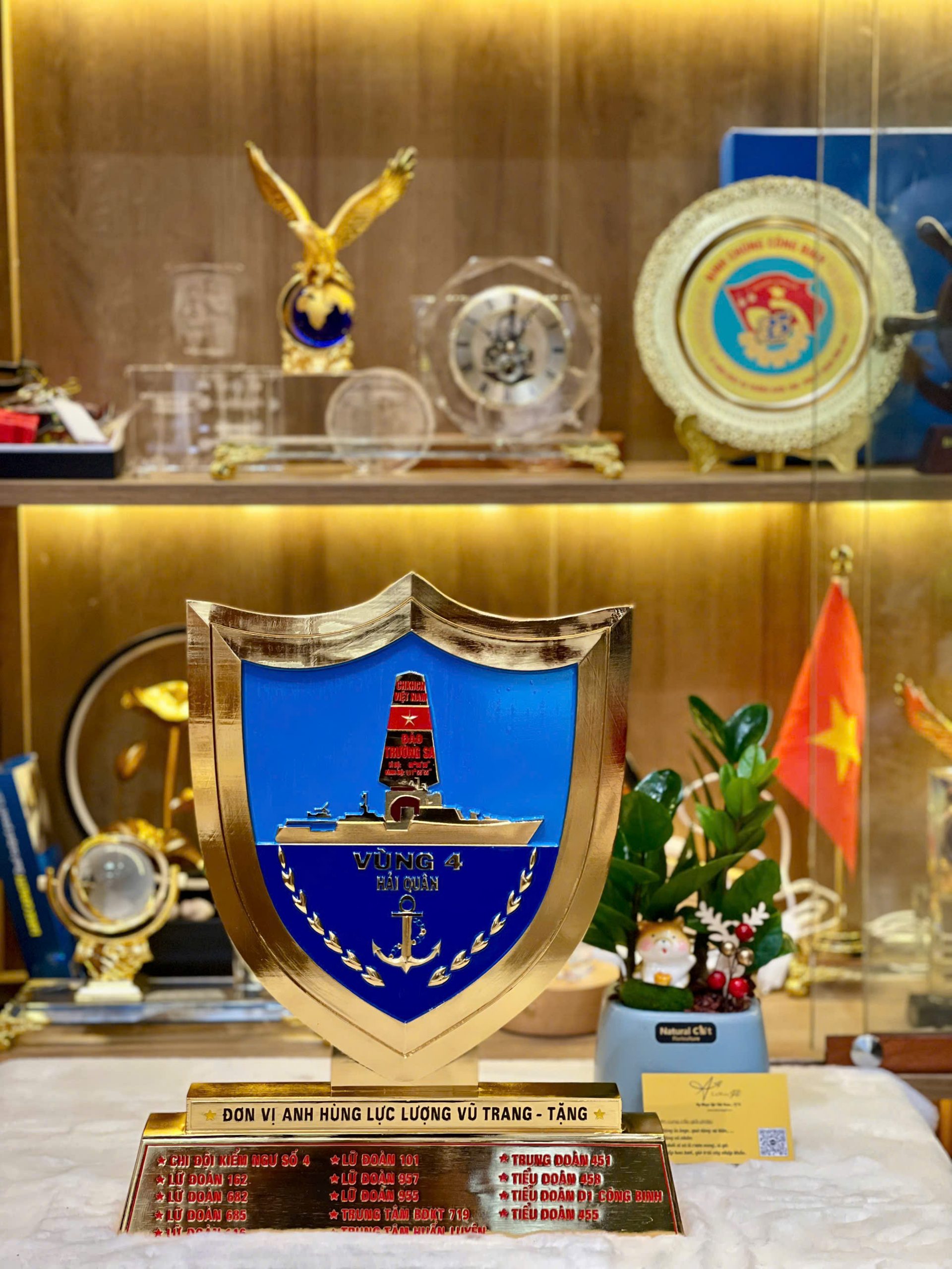 Biểu trưng mạ vàng với logo Quân Đội sang trọng